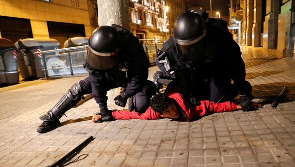 Policías detienen a un manifestante en Barcelona - Sputnik Mundo