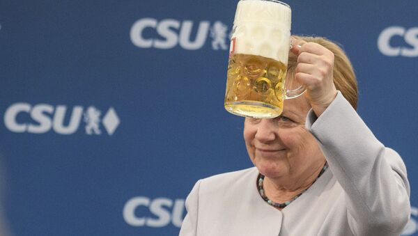 Angela Merkel, la canciller alemana, con una una cerveza - Sputnik Mundo