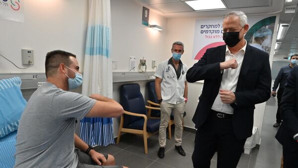 Un voluntario en Israel recibe vacuna nacional contra el COVID-19 - Sputnik Mundo