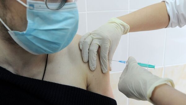 Una persona recibe una dosis de la vacuna rusa Sputnik V - Sputnik Mundo