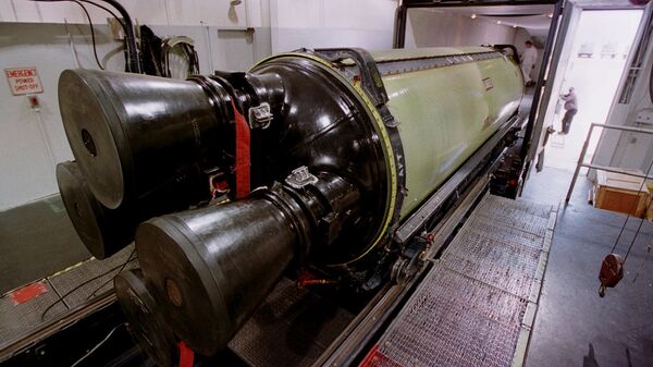 Un misil bal'istico Minuteman III se carga en un camión para su transporte - Sputnik Mundo