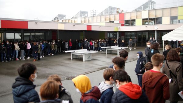 Un colegio francés guarda un minuto de silencio en memoria de profesor asesinado - Sputnik Mundo