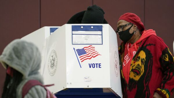 Una mujer ayuda a un hombre a votar en persona el último día de la votación anticipada en Nueva York - Sputnik Mundo