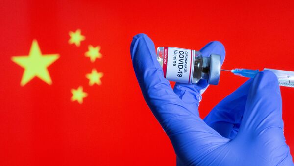 Vacuna anti-COVID sobre el fondo de la bandera china (imagen referencial) - Sputnik Mundo