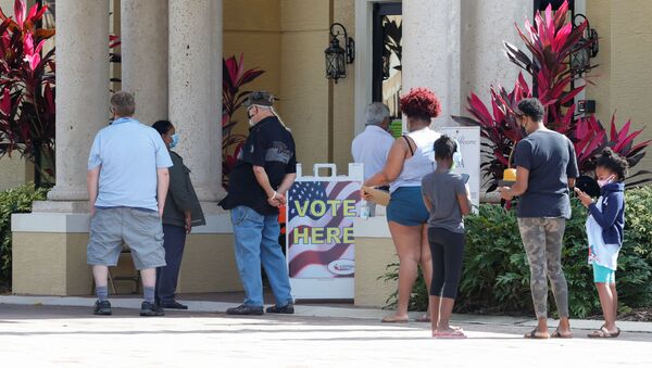 Personas hacen cola para emitir su voto en Poinciana, Florida - Sputnik Mundo