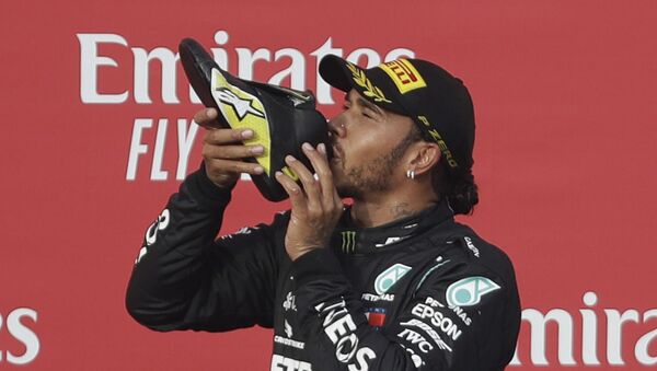 Lewis Hamilton toma champán de la zapatilla de Daniel Ricciardo, Autodromo Enzo e Dino Ferrari, Imola, Italia, el 1 de noviembre de 2020 - Sputnik Mundo