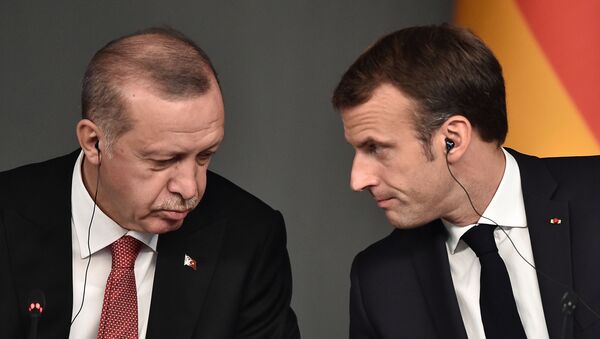 Recep Tayyip Erdogan, presidente de Turquía, y Emmanuel Macron, presidente de Francia - Sputnik Mundo