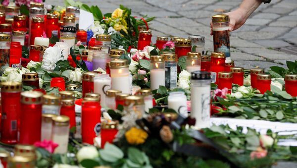 Velas en el sitio donde se perpetró el reciente atentado terrorista en Viena  - Sputnik Mundo