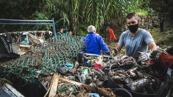 Limpieza en el río Maceiras en Galicia por parte de la Asociación de Vecinos de Chapela - Sputnik Mundo
