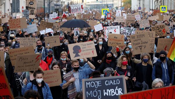 Protestas por las restricciones del derecho al aborto en Polonia - Sputnik Mundo