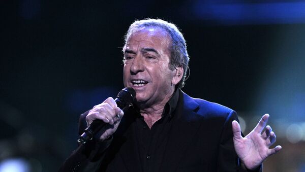 José Luís Perales en una actuación en Chile - Sputnik Mundo