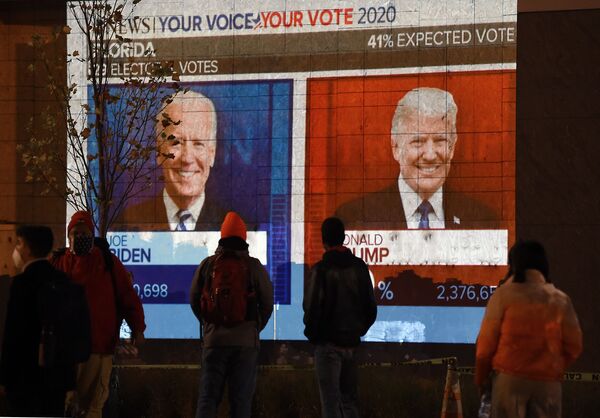 Экран с результатами выборов в Вашингтоне, США - Sputnik Mundo