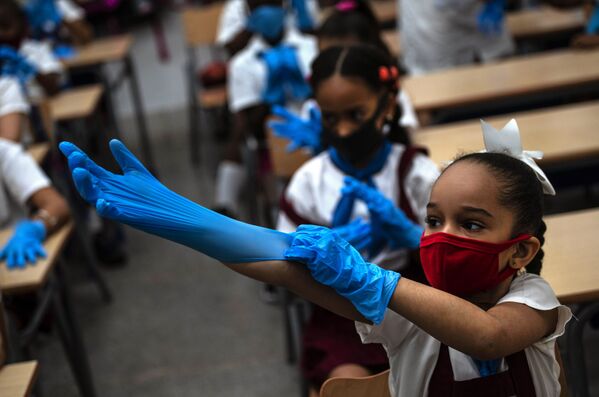 Ученица школы в защитных перчатках и маске в школе, Гавана  - Sputnik Mundo