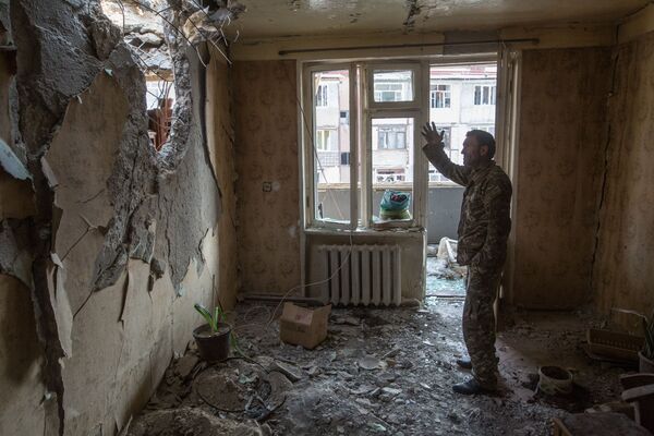 Мужчина в разрушенной квартире в Степанакерте - Sputnik Mundo