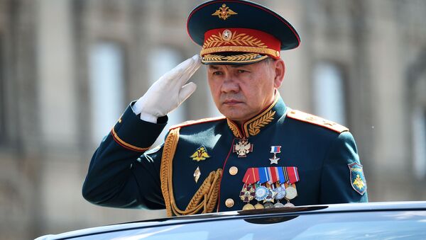 Serguéi Shoigú, ministro de Defensa de Rusia, durante un desfile militar en Moscú - Sputnik Mundo