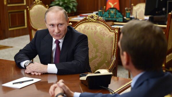 Vladímir Putin, presidente de Rusia, y Serguéi Narishkin, jefe del Servicio de Inteligencia Exterior del país (archivo) - Sputnik Mundo