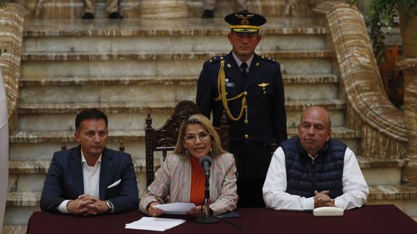 Los titulares de Gobierno de Bolivia, Arturo Murillo, y de Defensa, Luis Fernando López, con la presidenta transitoria Jeanine Áñez (archivo) - Sputnik Mundo