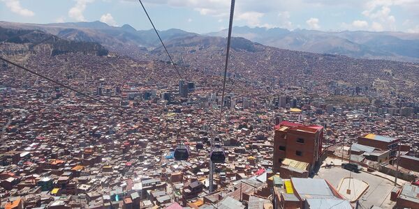 Vista de la ciudad de La Paz bajando desde El Alto Vista de la ciudad de La Paz bajando desde El Alto - Sputnik Mundo