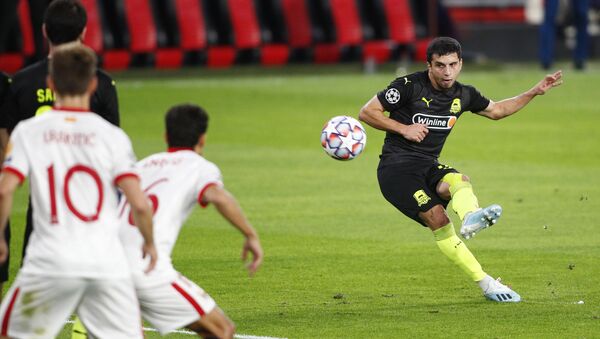 Magomed-Shapí Suleimánov, futbolista del FC Krasnodar realiza un tiro libre conra el Sevilla - Sputnik Mundo