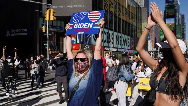 Los estadounidenses festejan en las calles la victoria del demócrata Joe Biden en las elecciones presidenciales de EEUU - Sputnik Mundo