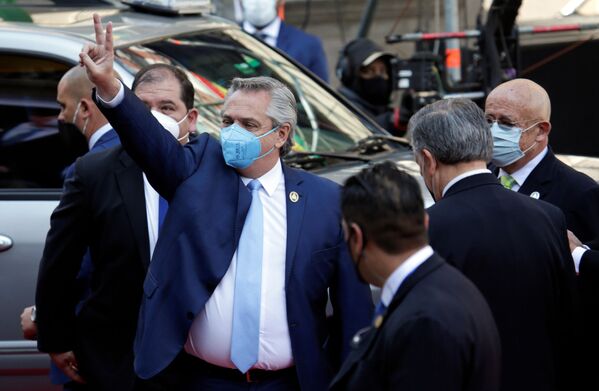 El presidente de Argentina, Alberto Fernández, arriba a palacio de Gobierno en La Paz para la investidura de Luis Arce - Sputnik Mundo