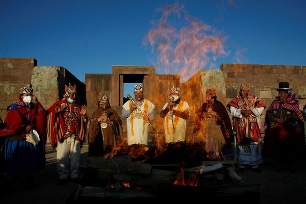 La ceremonia fue llevada a cabo el 6 de noviembre con los primeros rayos del sol y junto a algunos representantes de los pueblos indígenas - Sputnik Mundo