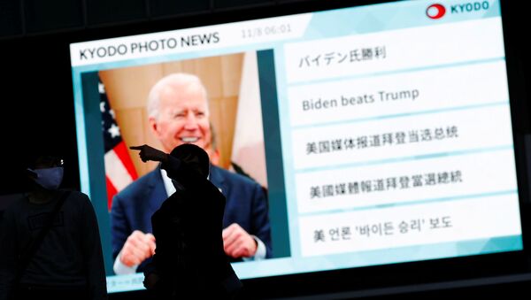 Información sobre la victoria de Joe Biden en una pantalla en Japón - Sputnik Mundo