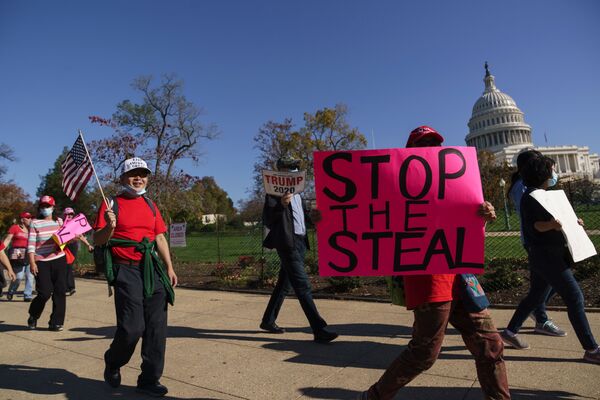Сторонники президента США Дональда Трампа на акции протеста Stop the Steal в Вашингтоне, США - Sputnik Mundo