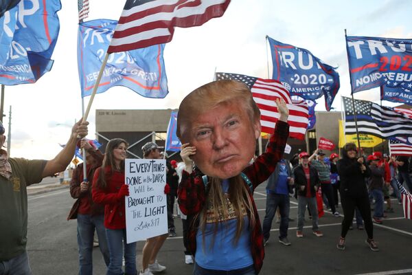 Сторонники президента США Дональда Трампа на акции протеста Stop the Steal в Фениксе, США - Sputnik Mundo