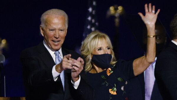 El candidato por el Partido Demócrata Joe Biden junto a su esposa Jill Biden - Sputnik Mundo