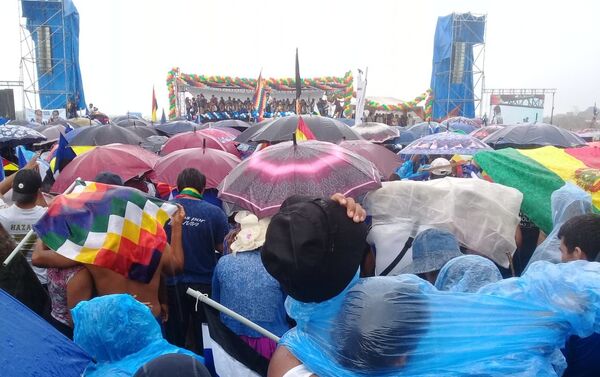 La multitud bajo lluvia escucha el discurso de Evo - Sputnik Mundo