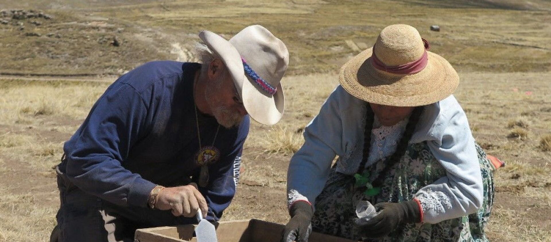 Arqueólogos en el Wilamaya Patjxa en Perú, donde se hallaron los restos de 9.000 años de una mujer cazadora - Sputnik Mundo, 1920, 12.11.2020