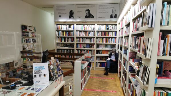 Cliente dentro la librería Pasajes (Madrid) - Sputnik Mundo