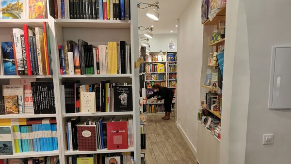 Trabajadora en la librería Reno (Madrid) - Sputnik Mundo