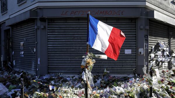 Una bandera francesa en el sitio del ataque terrorista en París en 2015 - Sputnik Mundo