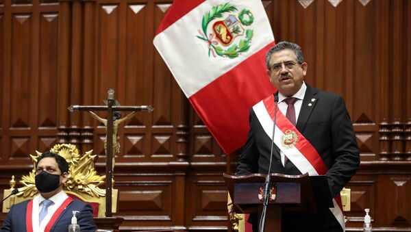 El nuevo presidente de Perú, Manuel Merino, juramentó a su gabinete, haciendo un llamado a la calma al país, que atraviesa por un clima de tensión social en protesta contra su Gobierno. - Sputnik Mundo