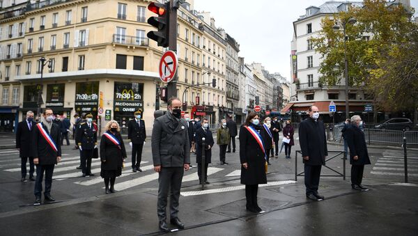 Homenaje a las 130 victimas de los atentados del 13 de noviembre de 2015 en París  - Sputnik Mundo