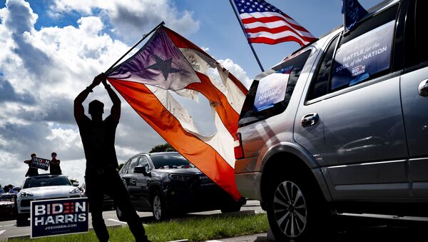 Un hombre con las banderas de Puerto Rico y EEUU - Sputnik Mundo