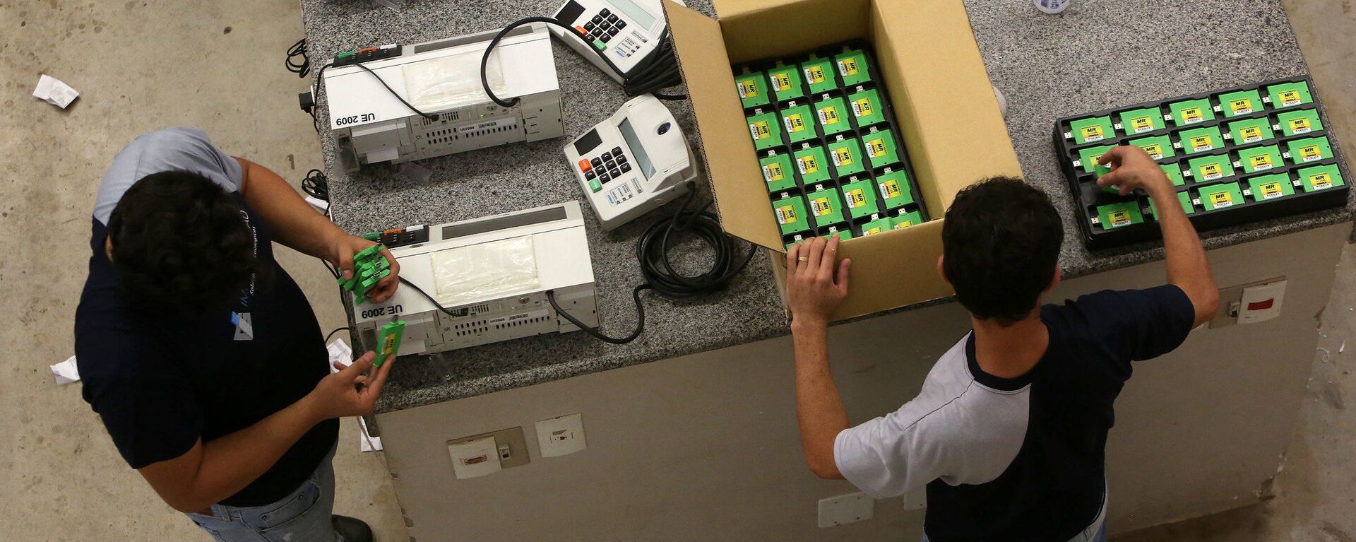 Trabajadores electorales preparan las urnas electrónicas en Brasil para las elecciones municipales del domingo - Sputnik Mundo, 1920, 12.08.2021