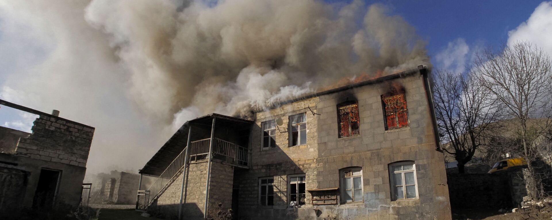 Una casa en llamas en la región de Kalbajar, Nagorno Karabaj - Sputnik Mundo, 1920, 15.12.2021