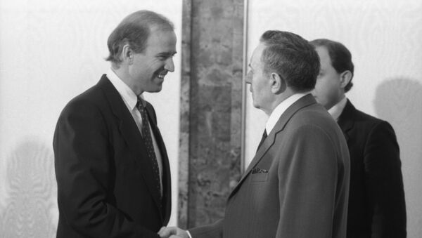 Senador estadounidense, Joe Biden (izquierda) y el canciller de la URSS, Andréi Gromiko (archivo) - Sputnik Mundo