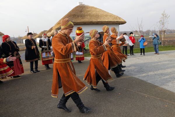 Bellezas y entretenimiento al estilo ruso: un pueblo étnico en el suroeste del país

 - Sputnik Mundo