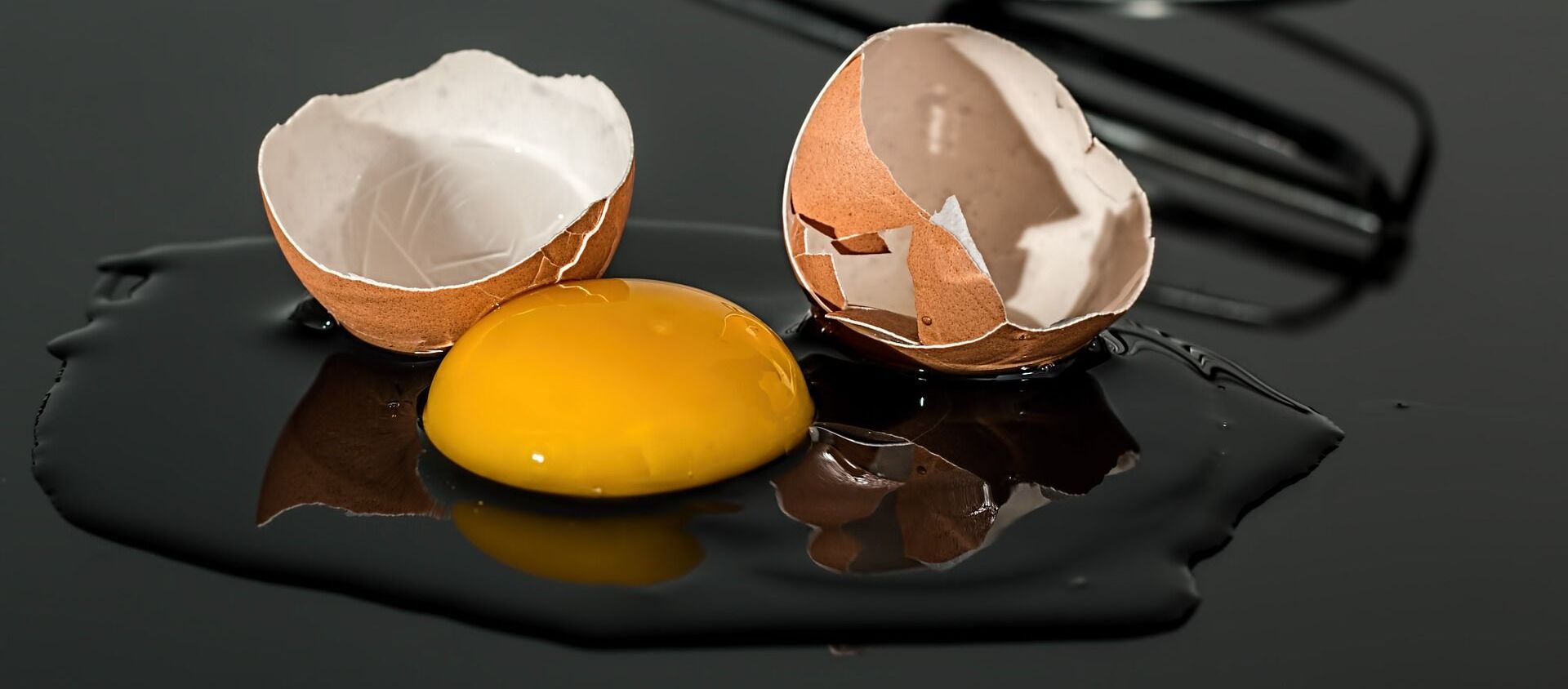 К чему снится разбитое сырое яйцо женщине. Красиво разбитое яйцо. Разбитое яйцо. Разбитые яйца. Картинка разбитый яиц.