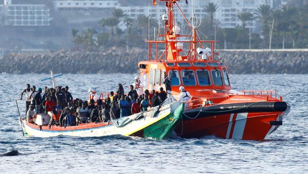 Ciento veintinueve migrantes son rescatados por un buque guardacostas español en el puerto de Arguineguín. 2 de noviembre de 2020 - Sputnik Mundo