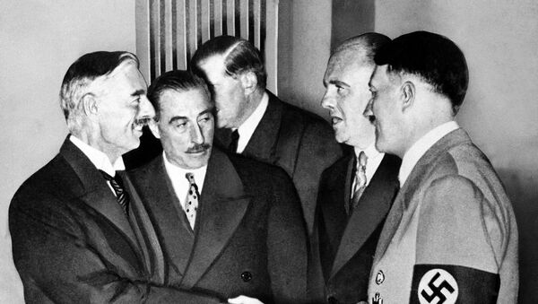 Adolf Hitler y el primer ministro del Reino unido, Neville Chamberlain, en Munich el 30 de septiembre de 1938 - Sputnik Mundo