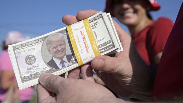 Billetes falsos de dólares con la cara del presidente de Estados Unidos, Donald Trump - Sputnik Mundo