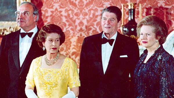 La reina Isabel II junto al Canciller de Alemania Occidental Helmut Kohl, a la izquierda, el presidente de Estados Unidos Ronald Reagan, segundo a la derecha, y Margaret Thatcher - Sputnik Mundo
