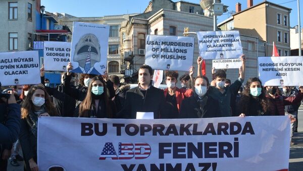 Protestas en Estambul por la visita del secretario de Estado de EEUU, Mike Pompeo - Sputnik Mundo