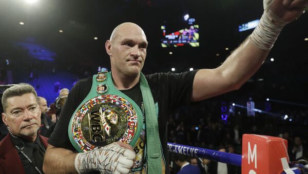 El boxeador inglés Tyson Fury celebra su victoria sobre Deontay Wilder en un combate por el título de pesos pesados de la WBC, el febrero de 2020 - Sputnik Mundo