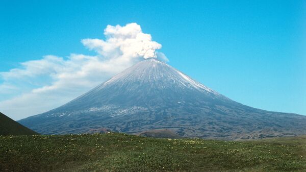 El volcán Kliuchevskói, en la península de Kamchatka (archivo) - Sputnik Mundo